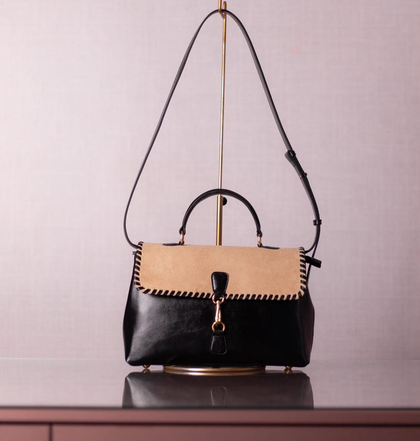 Bolsa Renata Camurça na Cor Areia Fria com Couro Preto Intenso