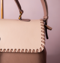 Bolsa Renata Camurça na Cor Areia com couro Preto Intenso