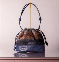 Bolsa Silvia Tecido de Efeito Peluciado na cor Azul Grafite e Couro Marinho