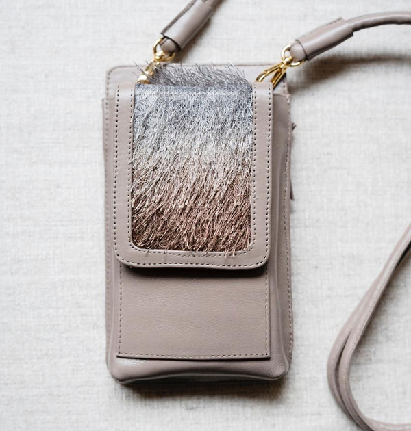 Bolsa Maria Lúcia -Couro Cinza Grafite com Tecido de Efeito Peluciado