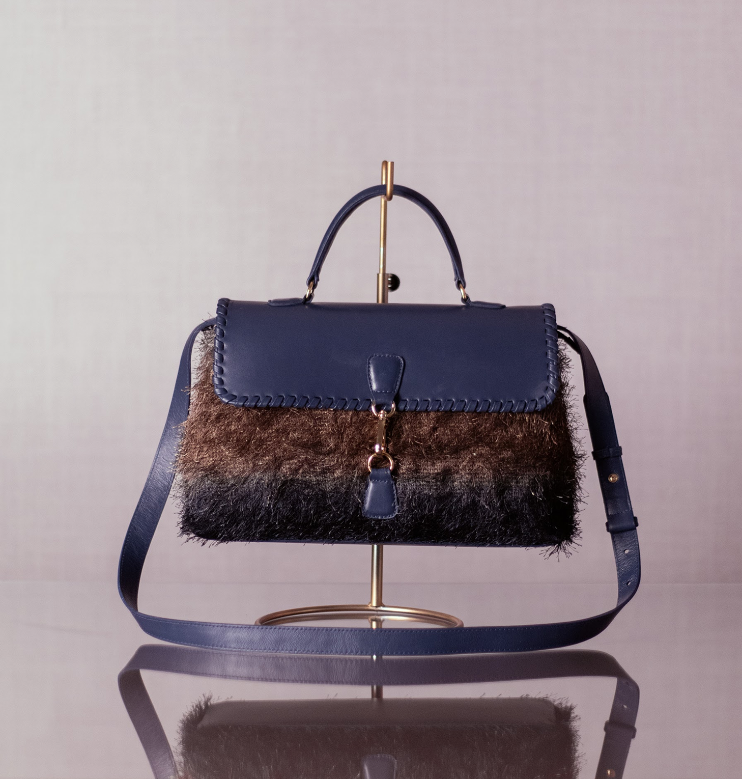 Bolsa Renata Tecido de Efeito Peluciado Azul Grafite com Couro Marinho