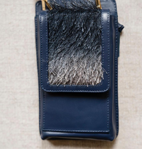 Bolsa Maria Lúcia -Couro Marinho com Tecido de Efeito Peluciado