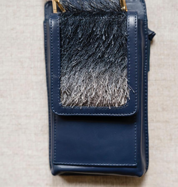 Bolsa Maria Lúcia -Couro Marinho com Tecido de Efeito Peluciado