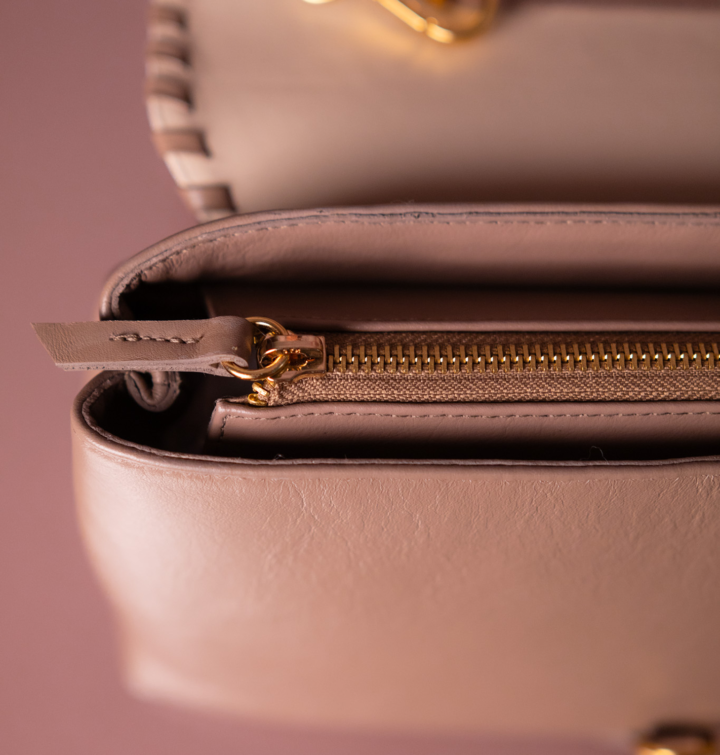 Bolsa Renata Camurça na Cor Areia com couro Preto Intenso