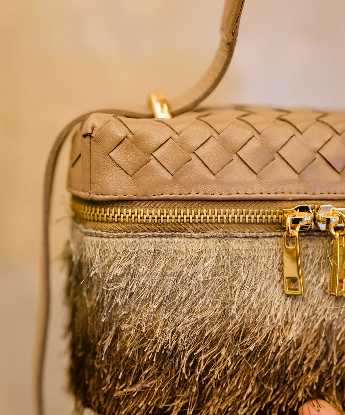 Bolsa Luana Couro Cinza grafite em Tressê com tecido de Efeito Peluciado