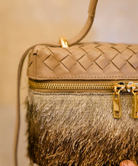 Bolsa Luana Couro Cinza grafite em Tressê com tecido de Efeito Peluciado