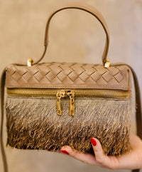 Bolsa Luana Couro Cinza grafite em Tressê com tecido de Efeito Peluciado