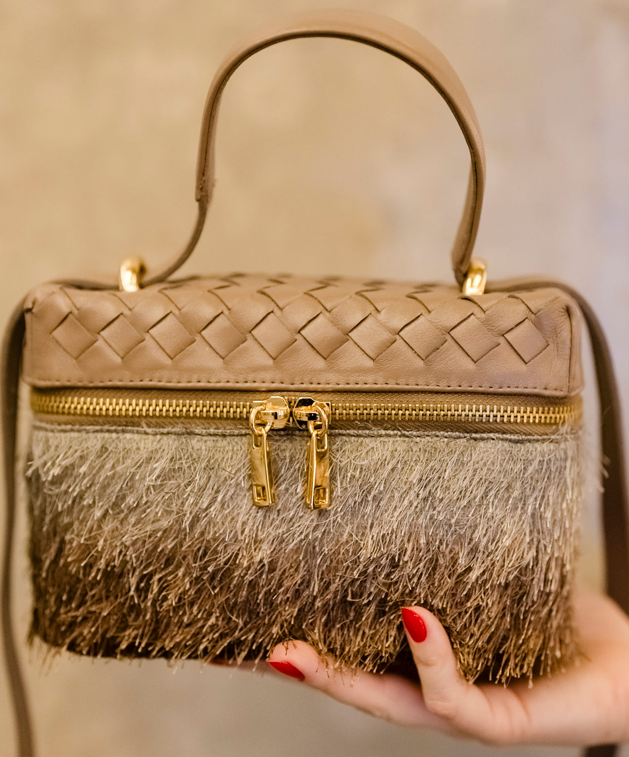 Bolsa Luana Couro Cinza grafite em Tressê com tecido de Efeito Peluciado