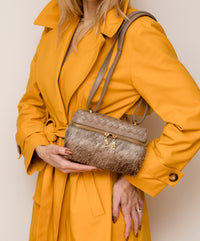 Bolsa Luana Couro Cinza grafite em Tressê com tecido de Efeito Peluciado