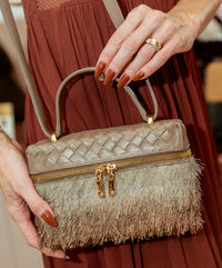 Bolsa Luana Couro Cinza grafite em Tressê com tecido de Efeito Peluciado