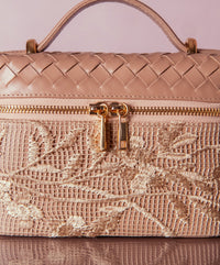 Bolsa Luana Couro na Cor Areia com Tecido de Renda