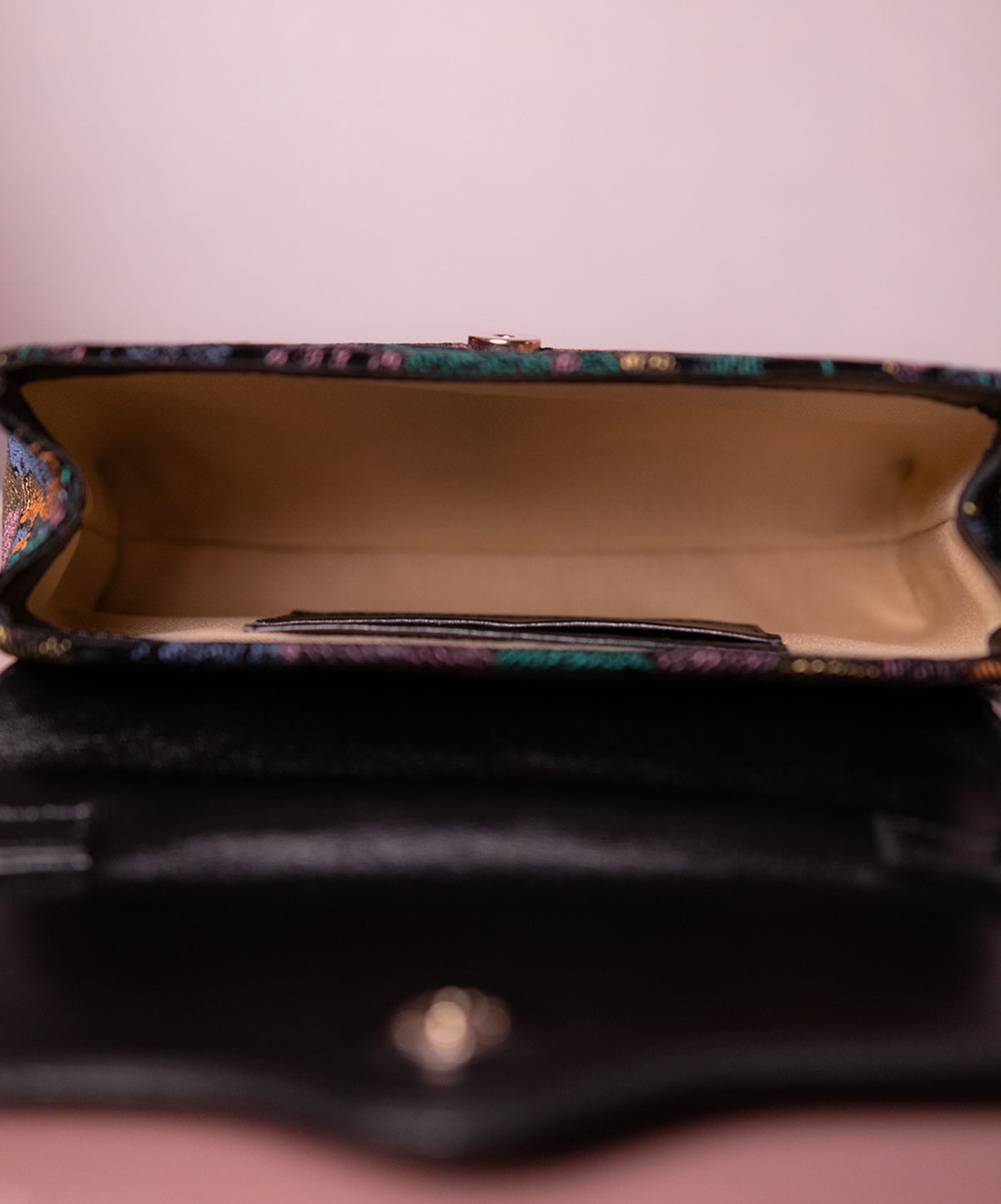 Bolsa Maíza Couro Preto Intenso com Tecido Velvet Jacquard