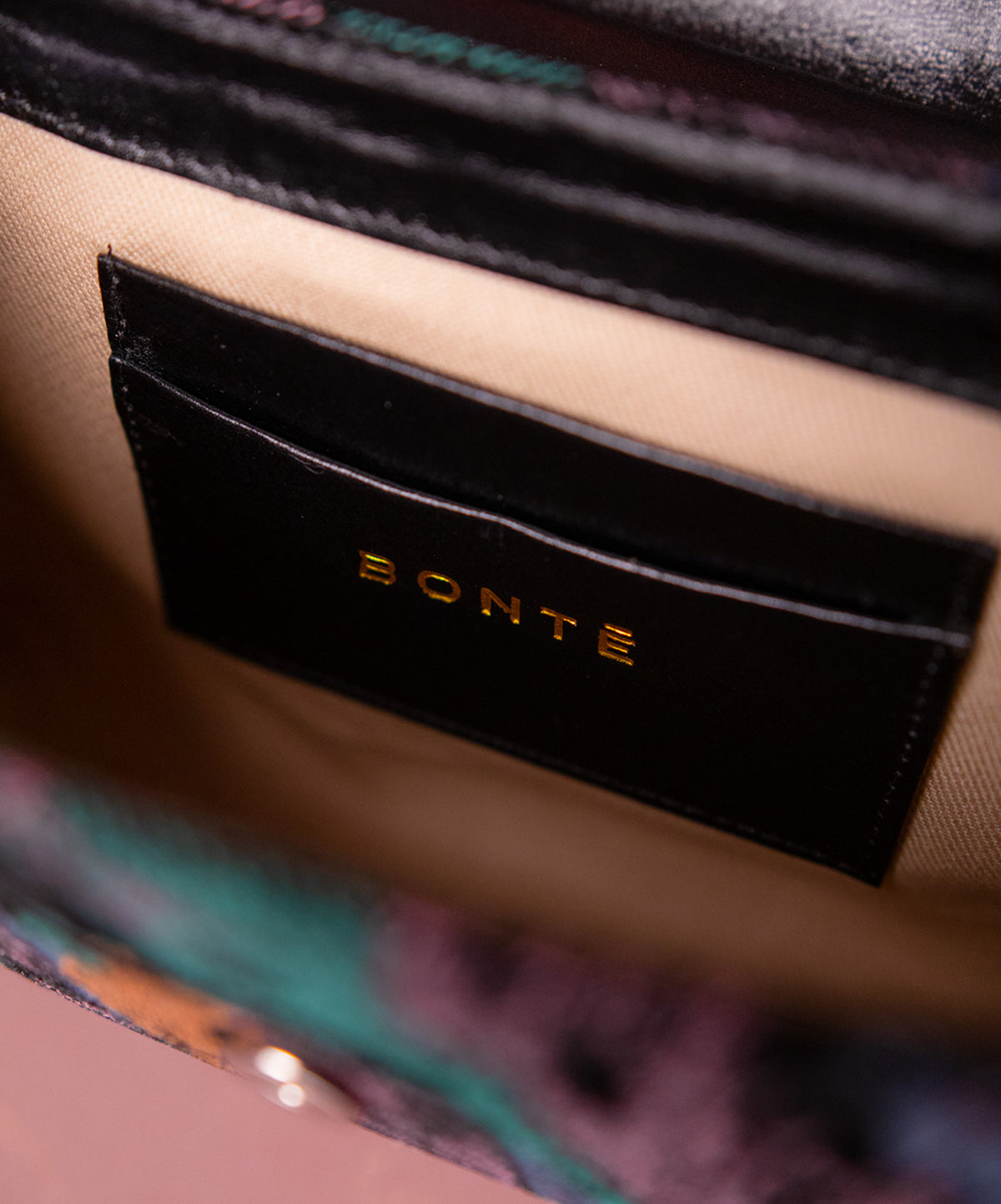 Bolsa Maíza Couro Preto Intenso com Tecido Velvet Jacquard