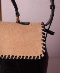 Bolsa Renata Camurça na Cor Areia Fria com Couro Preto Intenso