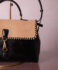 Bolsa Renata Camurça na Cor Areia Fria com Couro Preto Intenso