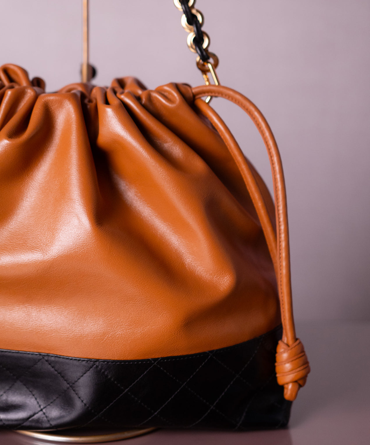 Bolsa Silvia Couro na Cor Caramel com Preto Intenso