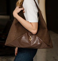 Bolsa Carolina de Couro e Camurça com textura Croco na cor Brown