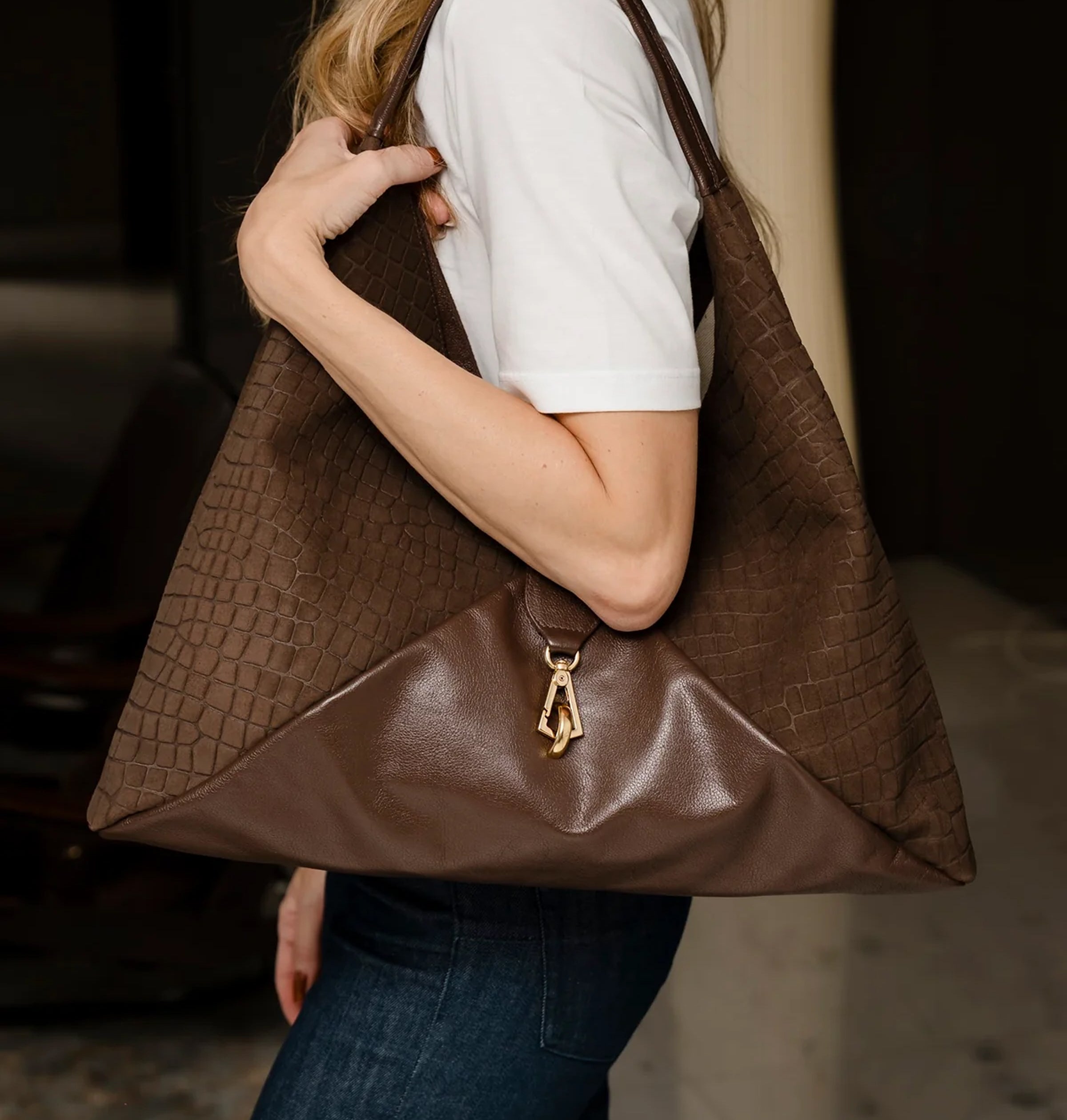 Bolsa Carolina de Couro e Camurça com textura Croco na cor Brown