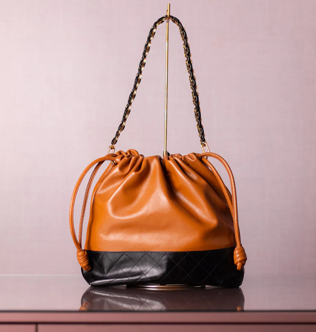 Bolsa Silvia Couro na Cor Caramel com Preto Intenso
