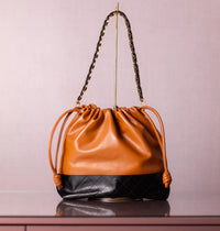 Bolsa Silvia Couro na Cor Caramel com Preto Intenso
