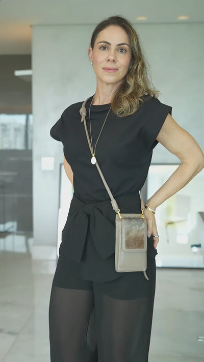Vídeo do produto Bolsa Maria Lúcia -Couro Cinza Grafite com Tecido de Efeito Peluciado