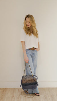 Bolsa Silvia Tecido de Efeito Peluciado na cor Azul Grafite e Couro Marinho