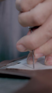 Bolsa Silvia Couro Cinza grafite com Couro na Cor Brown