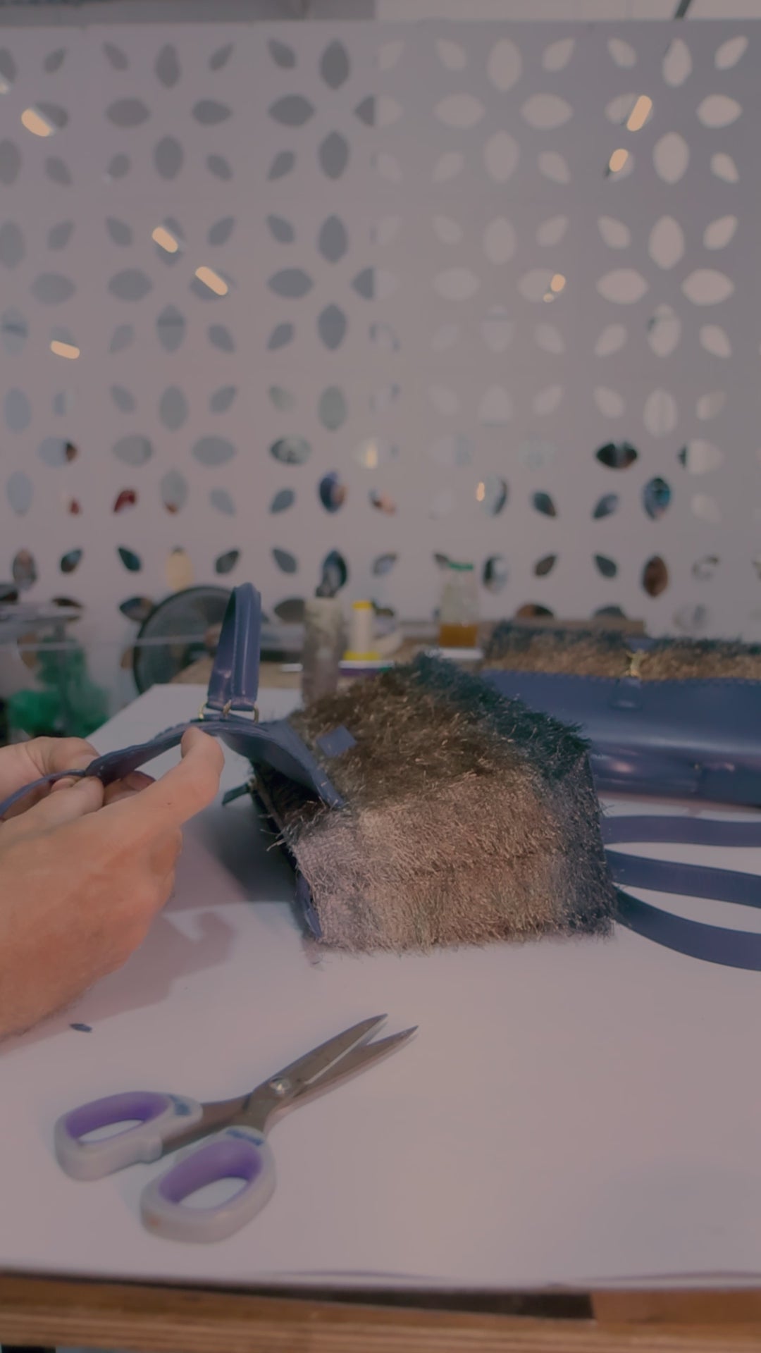 Bolsa Renata Tecido de Efeito Peluciado Azul Grafite com Couro Marinho