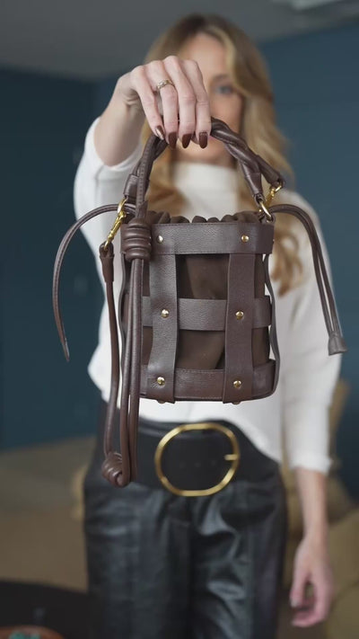 Vídeo do produto Bolsa Lira Couro e Camurça na Cor Brown