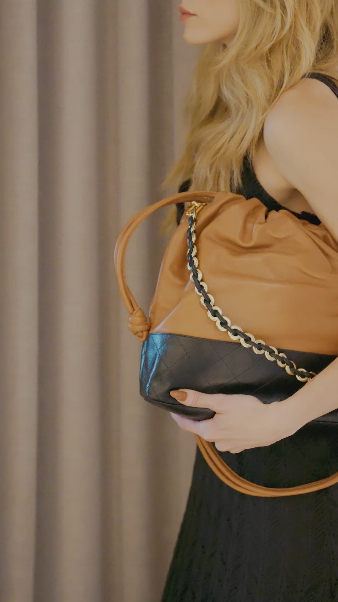 Bolsa Silvia Couro na Cor Caramel com Preto Intenso