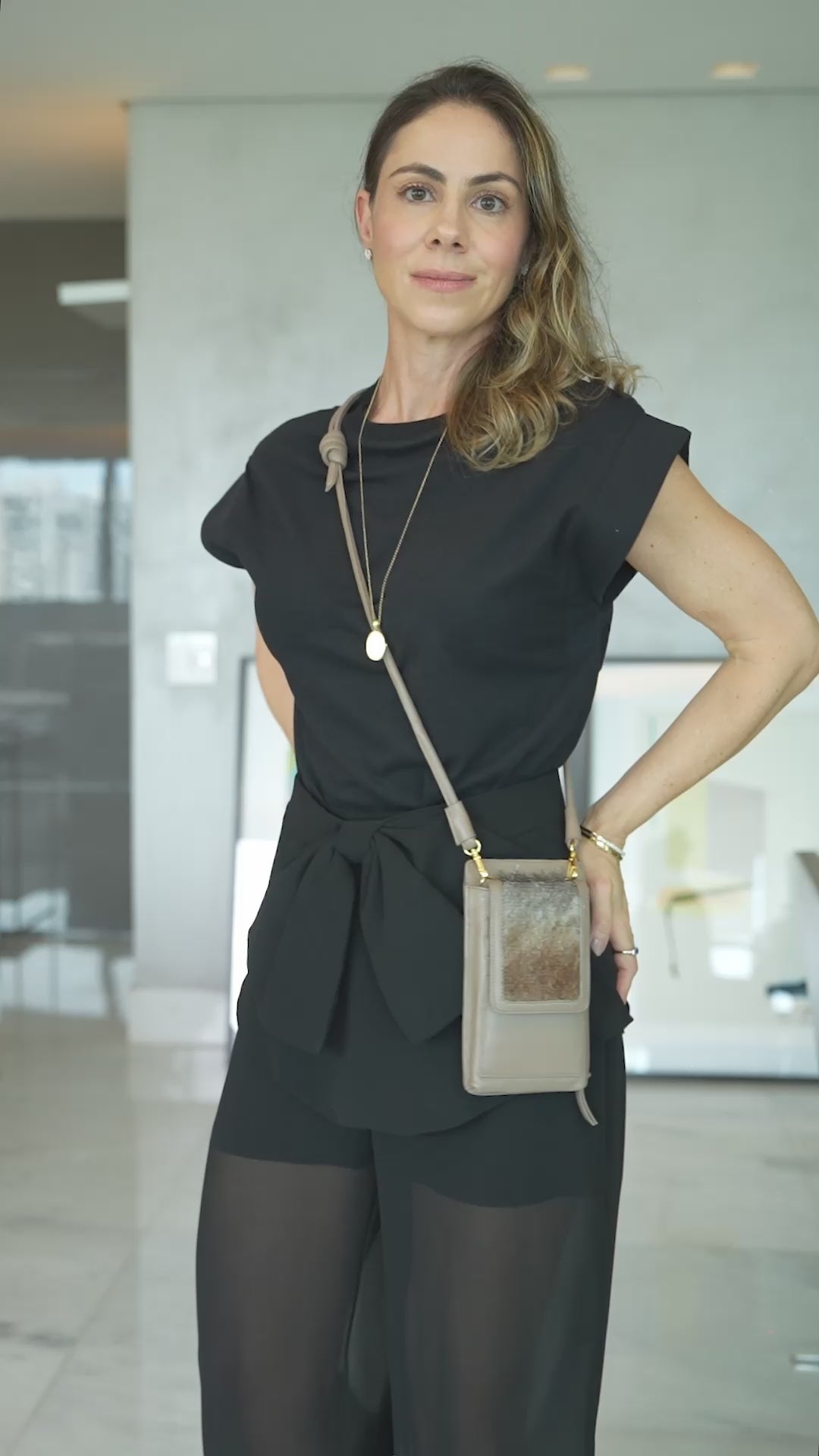 Bolsa Maria Lúcia -Couro Cinza Grafite com Tecido de Efeito Peluciado