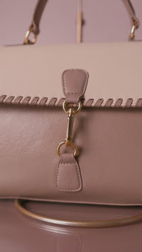 Bolsa Renata Camurça na Cor Areia com couro Preto Intenso